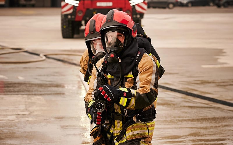 Einsatzkräfte der Feuerwehr sind nicht nur Flammen und Rauch ausgesetzt.