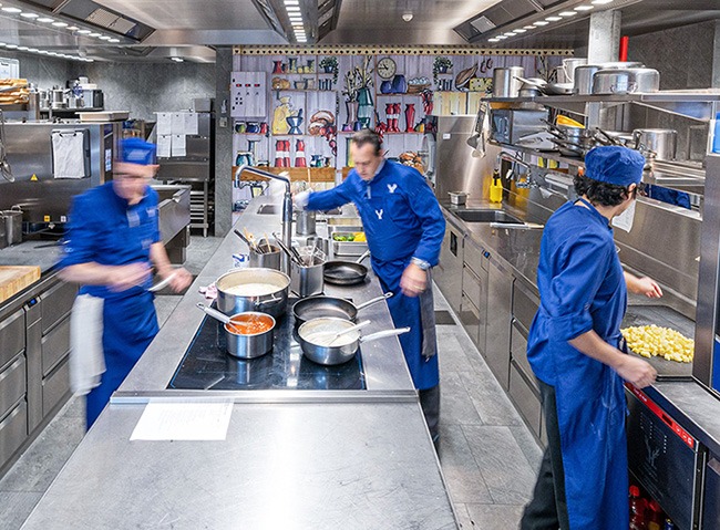 Referenzbericht: Professionelle Großküchentechnik von Electrolux Professional, wie thermaline Herd Made to Measure, im Hotel Hirschen, Oberkirch, Schweiz