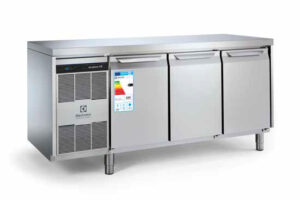 Extra Effizienz und Lebensmittelschutz bieten leistungsstarke und energieeffiziente ecostoreHP Kühltische von Electrolux Professional