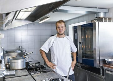 Referenzbericht: Professionelle Großküchentechnik von Electrolux Professional in der Hörnlihütte, Zermatt, Schweiz: thermaline Kochblock, Kombidämpfer, Ecostore Tiefkühlschrank, Stufenkühlvitrine, Gas-Kippbratpfanne, Gas-Kochkessel, Gasherd und Brenner, Induktions-Tischgerät, Haubenspülmaschine, Kompakt Mikrowellenherd, Aufschnittmaschine, Brotschneidmaschine, Geschirrtransportwagen, Komplette Geschirrwaschanlage