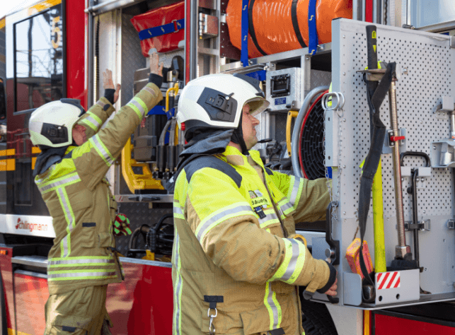 Wäschereilösungen für die Feuerwehr: Dekontaminierung der Einsatzkleidung / Uniform, Barriere-Waschmaschinen / Trennwand-Waschmaschinen, Trockner, Trockenschränke, Desinfektionsmaschinen von Electrolux Professional