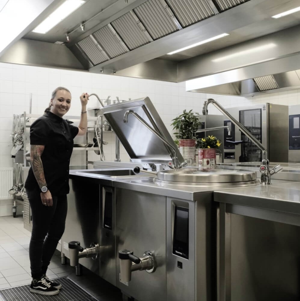 Referenzbericht: Das Betriebsrestaurant der Fa. EinsEnergie in Chemnitz ist ausgestatten mit Großküchentechnik, wie thermaline ProThermetic Kochkessel und Bratpfannen, von Electrolux Professional