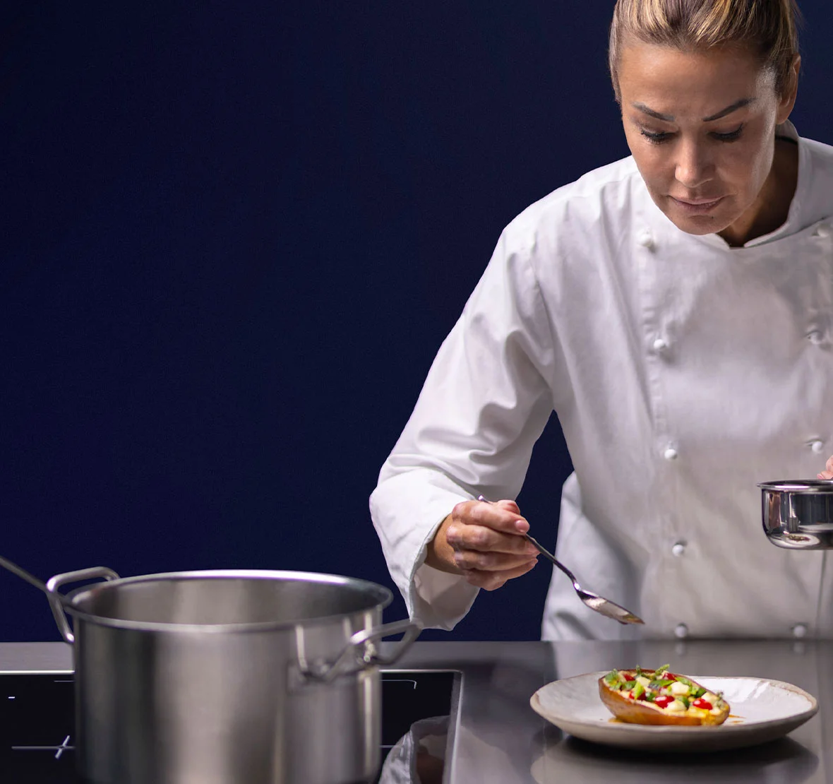 e-XP-700-900-modular-cooking-lady-chef-free-zone-induction-electrolux-professional-hero-banner-dim-1920x680-2