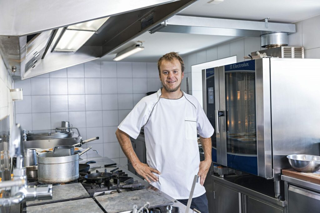 Referenzbericht: Professionelle Großküchentechnik von Electrolux Professional in der Hörnlihütte, Zermatt, Schweiz: thermaline Kochblock, Kombidämpfer, Ecostore Tiefkühlschrank, Stufenkühlvitrine, Gas-Kippbratpfanne, Gas-Kochkessel, Gasherd und Brenner, Induktions-Tischgerät, Haubenspülmaschine, Kompakt-Mikrowellenherd, Aufschnittmaschine, Brotschneidmaschine, Geschirrtransportwagen, komplette Geschirrwaschanlage