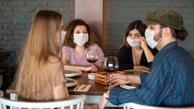 Aufgrund der Coronakrise dürfen Restaurants nur noch mit Maske betreten werden.