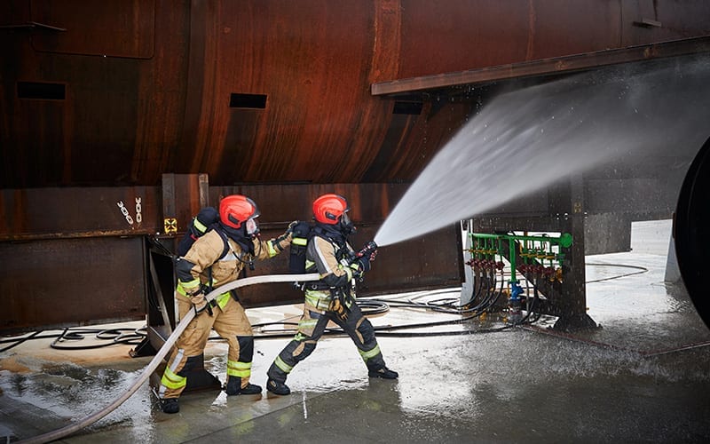 Einsatzkräfte der Feuerwehr löschen Brände Einsatzkräfte der Feuerwehr löschen Brände - Electrolux Professional