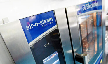 Referenzbericht: Professionelle Großküchentechnik von Electrolux Professional, wie thermaline, Spültechnik und Kühltechnik für den Gourmetservice Danz Alsheim/Rheinhessen, Deutschland