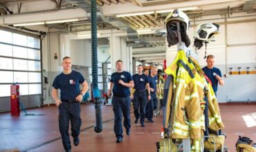 Wäschereilösungen für die Feuerwehr: Dekontaminierung der Einsatzkleidung / Uniform, Barriere-Waschmaschinen / Trennwand-Waschmaschinen, Trockner, Trockenschränke, Desinfektionsmaschinen von Electrolux Professional