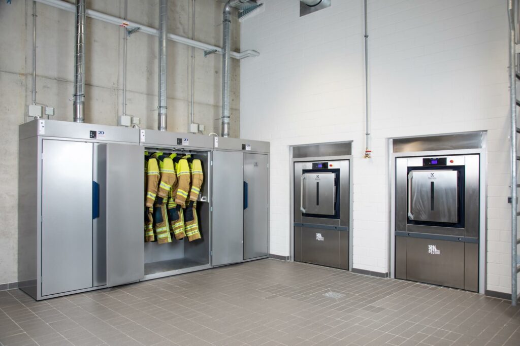 Wäschereilösungen für die Feuerwehr: Dekontaminierung der Einsatzkleidung / Uniform, Barriere-Waschmaschinen / Trennwand-Waschmaschinen, Trockner, Trockenschränke, Desinfektionsmaschinen von Electrolux Professional