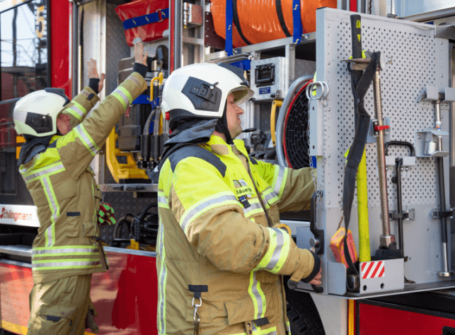 Wäschereilösungen für die Feuerwehr: Dekontaminierung der Einsatzkleidung / Uniform, Barriere-Waschmaschinen / Trennwand-Waschmaschinen, Trockner, Trockenschränke, Desinfektionsmaschinen von Electrolux Professional