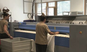 Referenzbericht: Wäschereilösungen, wie Waschmaschinen der Line 6000, Waschschleudermaschinen, Wäschetrockner, Zylindermangel, Faltmaschine von Electrolux Professional im Edelweiss Mountain Resort in Großarl, Österreich