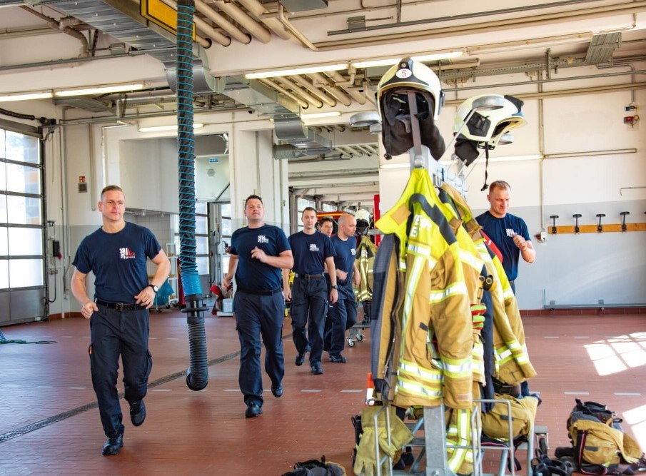 Wäschereilösungen für die Feuerwehr: Dekontaminierung der Einsatzkleidung / Uniform, Barriere-Waschmaschinen / Trennwand-Waschmaschinen, Trockner, Trockenschränke, Desinfektionsmaschinen von Electrolux Professional