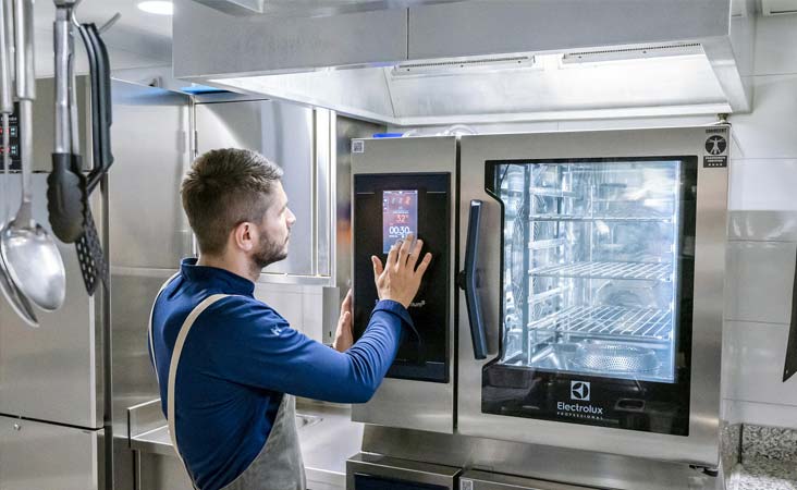 Rossli-restaurant-reference-Electrolux-Professional-chef-skyline