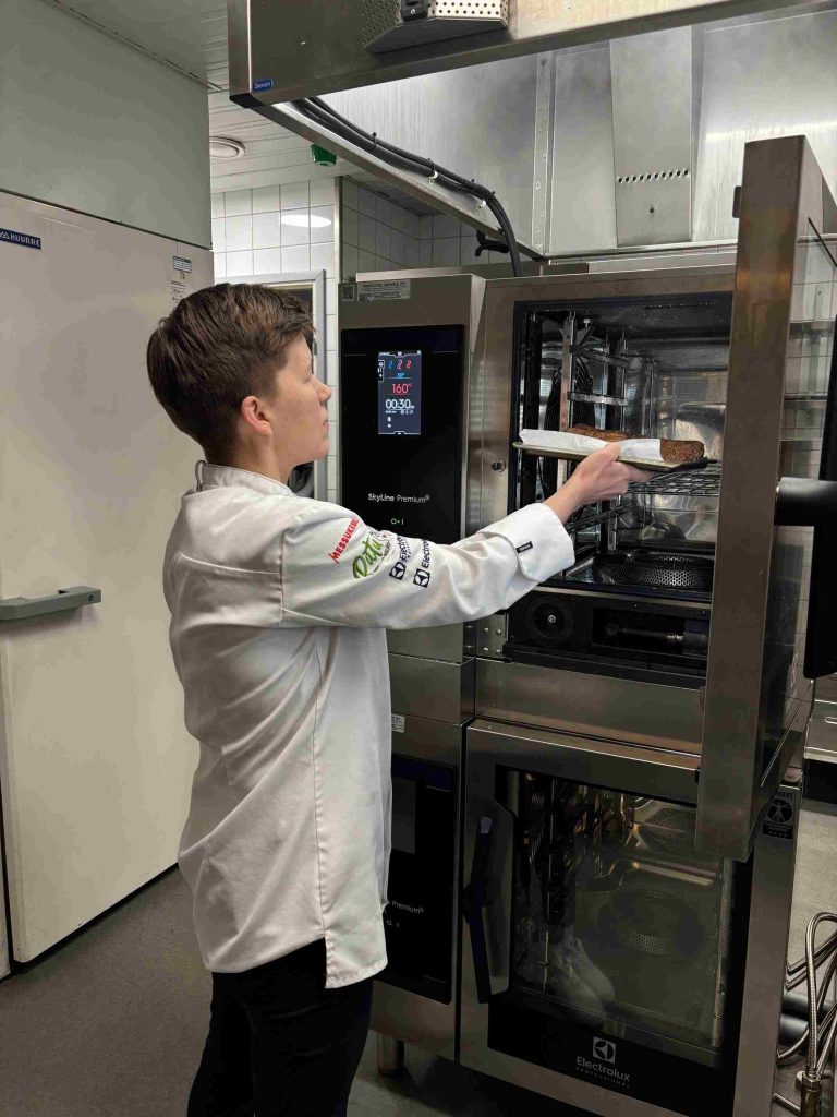 2.kuva artikkeli SkyLine uuniin laitetaan ruokaa