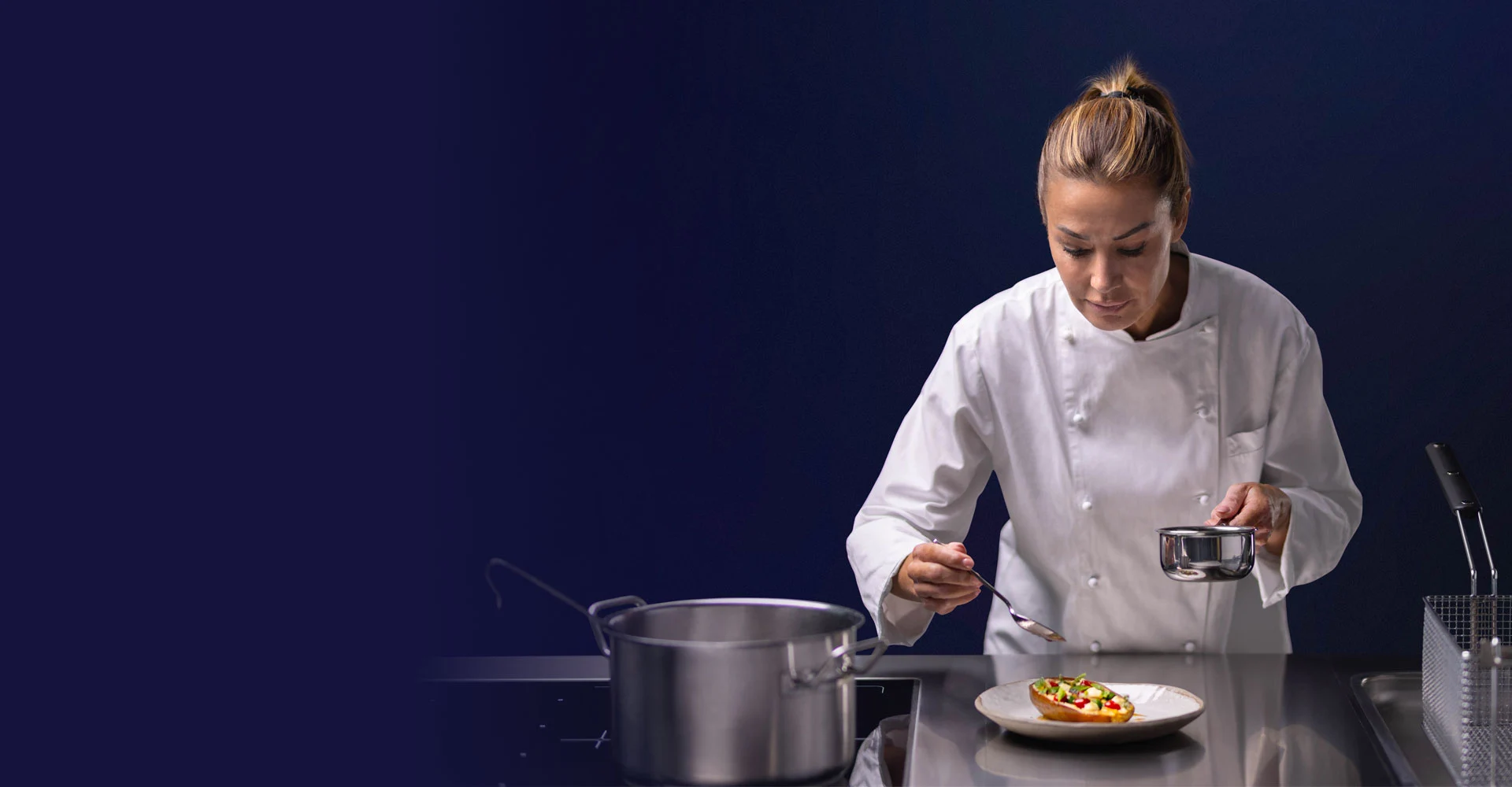 Lady-Chef-with-blue-background-e-XP-700-900-modular-cooking-electrolux-professional-dim-1920x1000-1