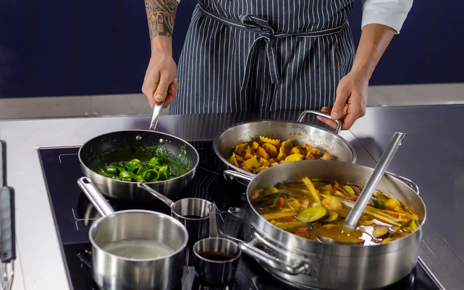 e-XP-induction-chef-cooking-e-XP-700-900-modular-cooking-electrolux-professional-dim-1920x1200-1