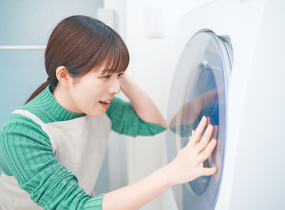 AdobeStock_767676168 洗濯機が壊れて困っている様子