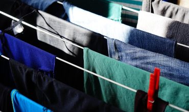 嘔吐物や尿がついた服の洗濯方法は?準備するものや注意点を解説