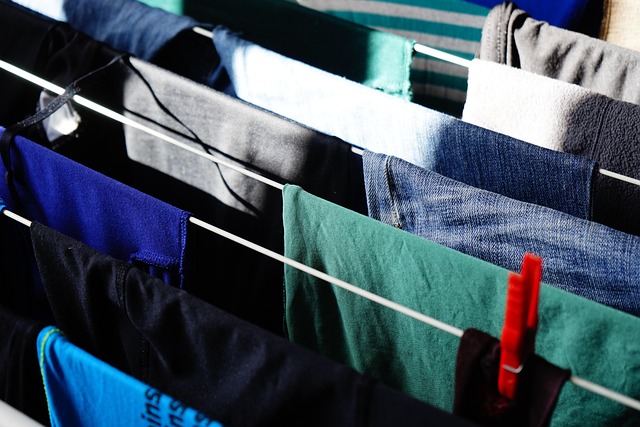 嘔吐物や尿がついた服の洗濯方法は？準備するものや注意点を解説