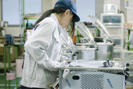 輸入製品の全品検査の様子2