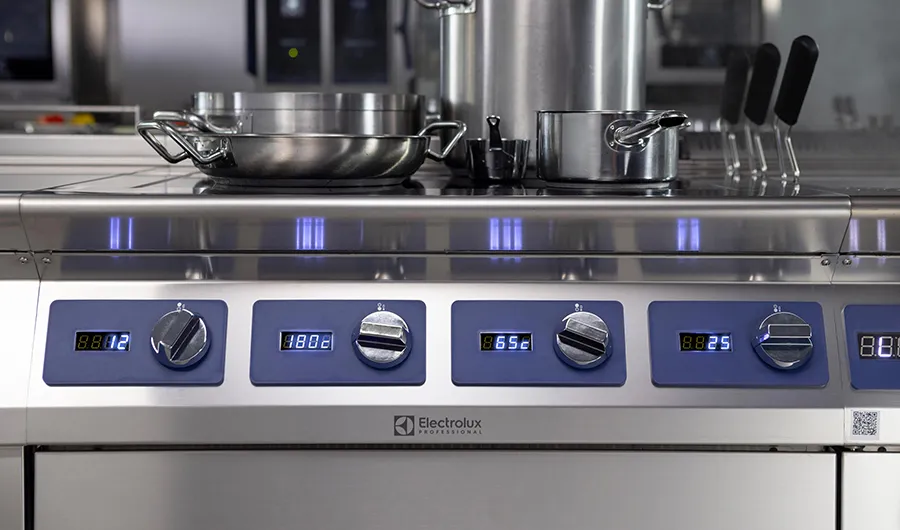 free-zone-induction-4knobs-digital-displays-e-XP-700-900-modular-cooking-electrolux-professional-dim-900x530-1