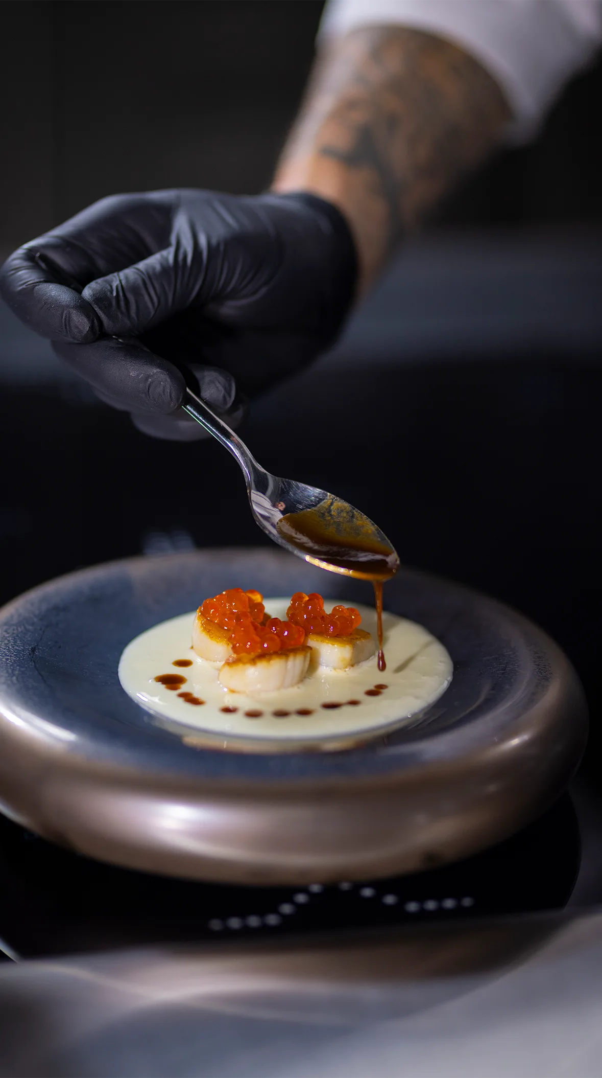 chef-detail-fine-dining-induction-surface-dim-1920x1000-2