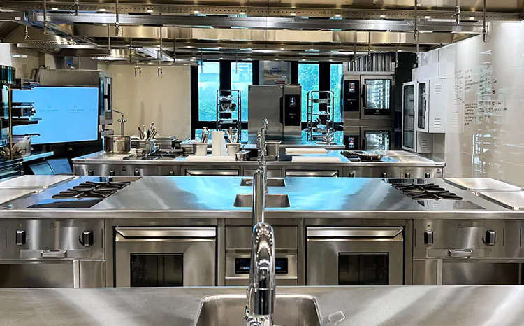 ecole-ducasse-Bangkok-kitchen-view
