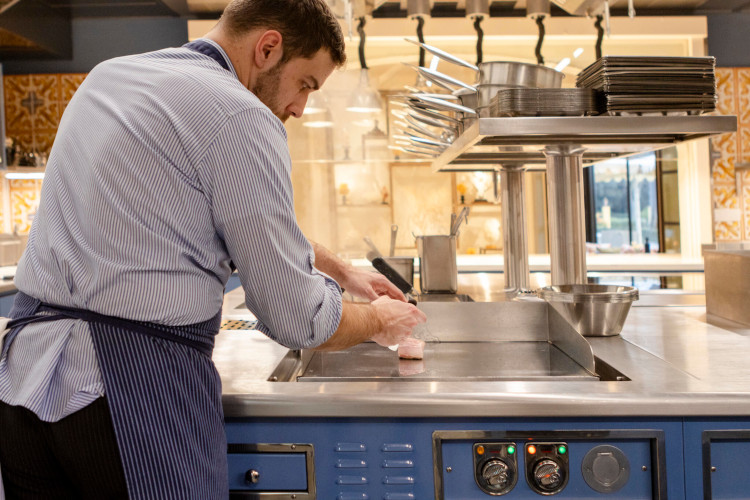 onde_molteni Professional cooking station with working chef, equipped with Molteni equipment