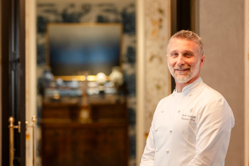 onde_why_epro Chef smiling in front of a door of the Onde restaurant