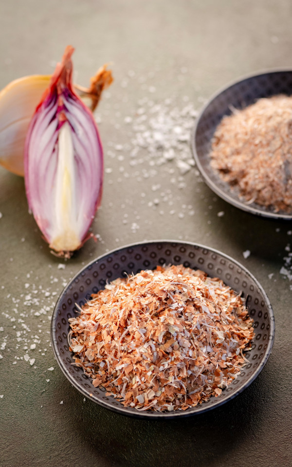 Zero waste Onion&Garlic peels powder in a small bowl