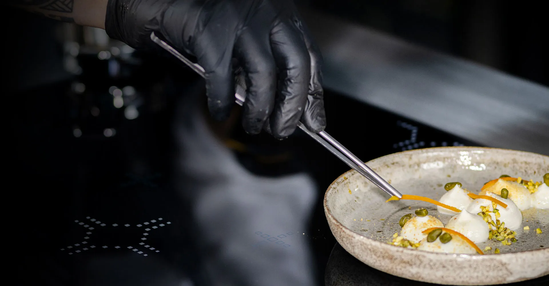 chef-detail-fine-dining-induction-surface-dim-1920x1000-1