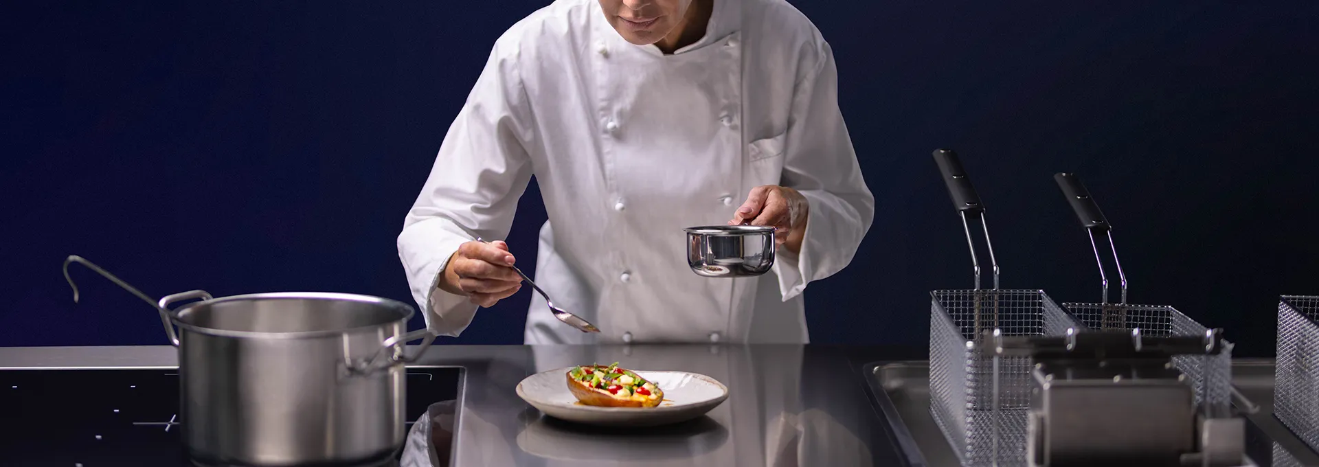 e-XP-700-900-modular-cooking-lady-chef-free-zone-induction-electrolux-professional-hero-banner-dim-1920x680-1