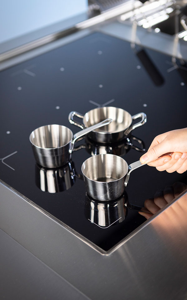 e-XP induction-pots-pans -hand 600x960